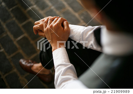 結婚式を行う新郎 21909989