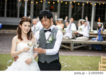ハウスウェディングをする新婚夫婦 21909990