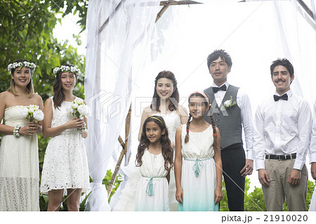 ハウスウェディングをする新婚夫婦 21910020