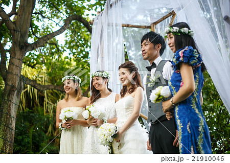 ハウスウェディングをする新婚夫婦 21910046