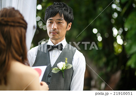 結婚式を行う新郎新婦 結婚式を行う新郎新婦 21910051