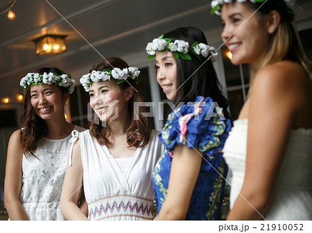 ハウスウェディングをする新婚夫婦 21910052