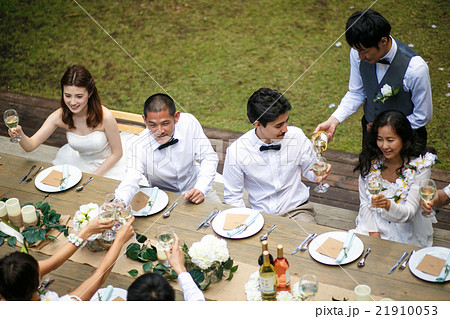 ハウスウェディングをする新婚夫婦 21910053