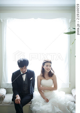 式の準備をする新郎新婦 式の準備をする新郎新婦 21910059