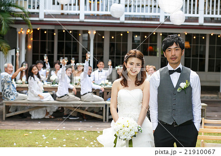 ハウスウェディングをする新婚夫婦 21910067