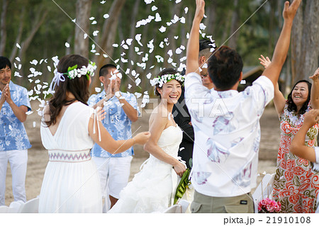 お祝いされる新婚夫婦 21910108
