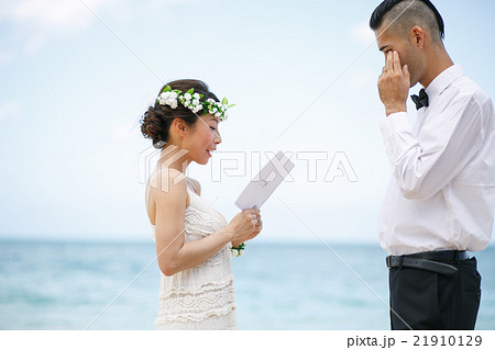 新郎にメッセージを伝える新婦 21910129