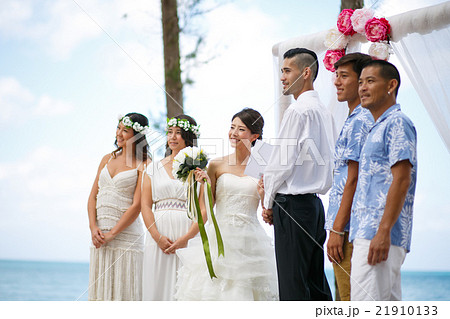 記念写真を撮る新郎新婦 21910133