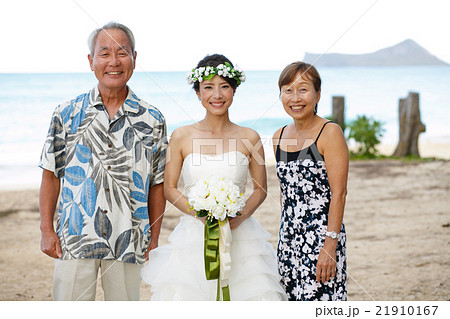 記念写真を撮る新婦 21910167