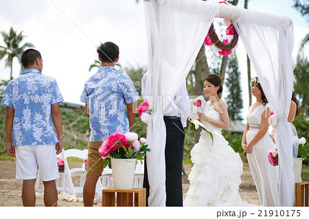 新郎にメッセージを伝える新婦 21910175