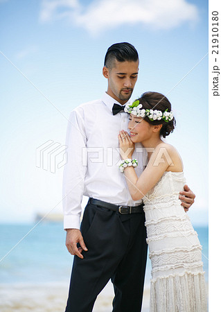 ビーチウェディングをする新郎新婦 21910180