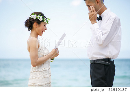 新郎にメッセージを伝える新婦 21910187