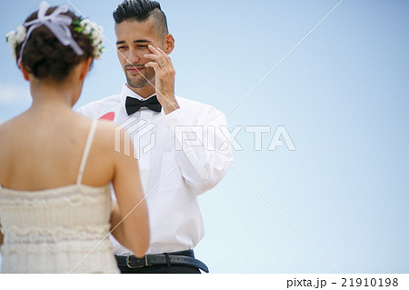 新郎にメッセージを伝える新婦 21910198