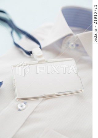 新しいシャツと社員証　ビジネスイメージ 21910721