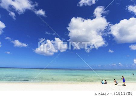 タモンビーチの海と雲 21911709