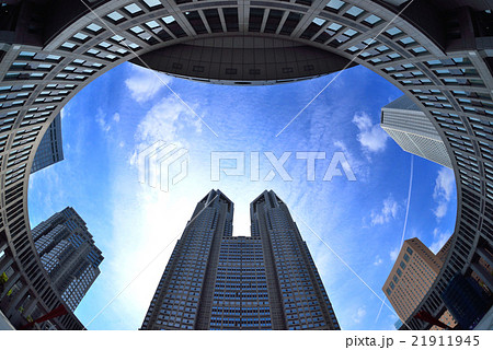 青空に聳え立つ東京都庁舎 青空に聳え立つ東京都庁舎 21911945