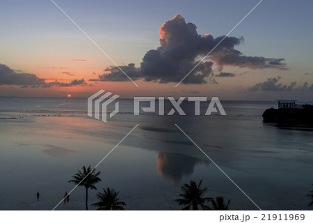 タモン湾に沈む夕陽 21911969