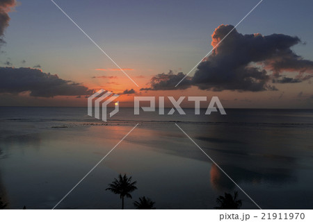 タモン湾に沈む夕陽 21911970