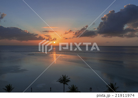 タモン湾に沈む夕陽 21911974