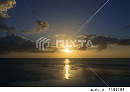 タモン湾に沈む夕陽 21911984