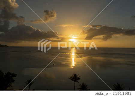 タモン湾に沈む夕陽 21911985