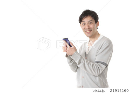 スマホを操作する男性 21912160