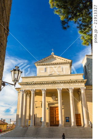 サンマリノ　サンマリノ市の歴史地区　バシリカ・ディ・サン・マリノ 21913327