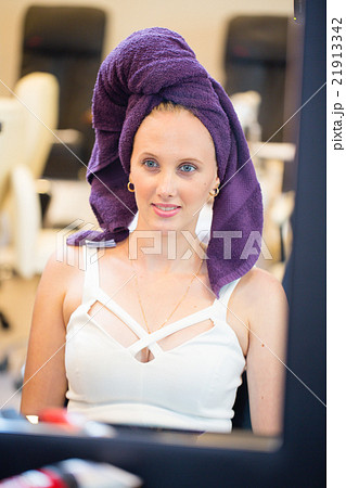 鏡の前の彼女 21913342