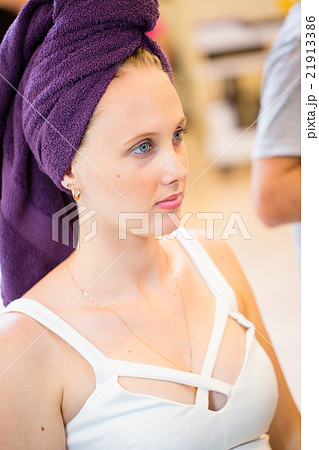 鏡の前に座っている彼女 21913386