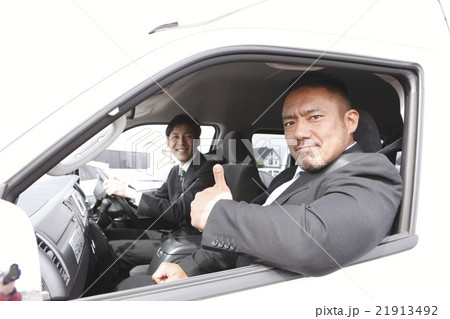 クルマに乗るサラリーマン2名 クルマに乗るサラリーマン2名 21913492