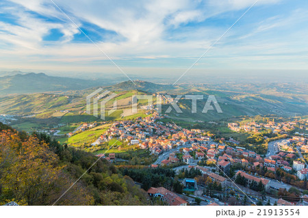 サンマリノ サンマリノ市から眺めた山麓の町ボルゴ・マッジョーレ サンマリノ サンマリノ市から眺めた山麓の町ボルゴ・マッジョーレ 21913554
