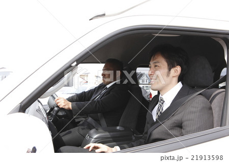 クルマに乗るサラリーマン2名 クルマに乗るサラリーマン2名 21913598