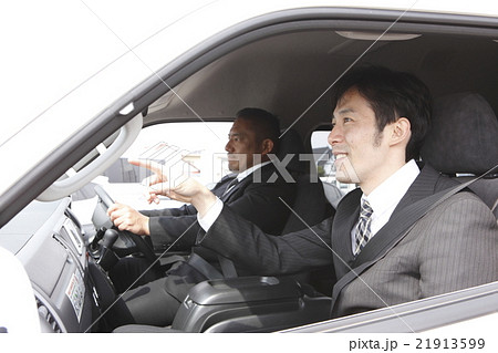 クルマに乗るサラリーマン2名 21913599