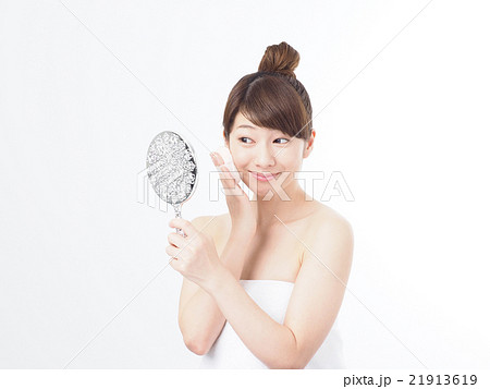 ビューティー　手鏡とパフを持つ女性 21913619