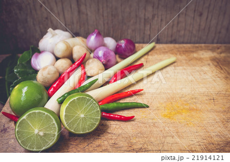 Kaffir lime leaf, lemon, lemongrass, chili, onions 21914121