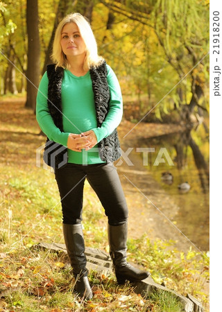 Pregnant woman posing in autumn park 21918200