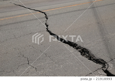 地震でひび割れた道路 地震でひび割れた道路 21918993