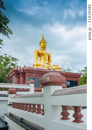 Buddha statues on blue sky before the rain 21919486