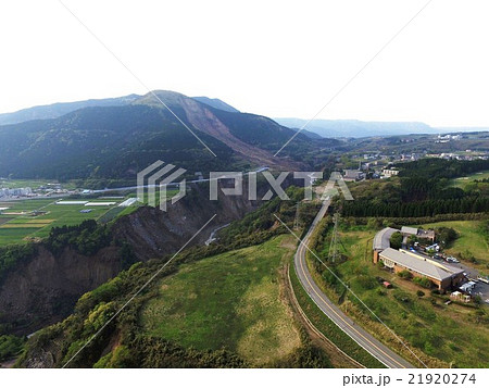阿蘇大地震で崩れ落ちた阿蘇大橋付近(ドローン撮影) 16日の本震から4日後の20日に撮影 阿蘇大地震で崩れ落ちた阿蘇大橋付近(ドローン撮影) 16日の本震から4日後の20日に撮影 21920274