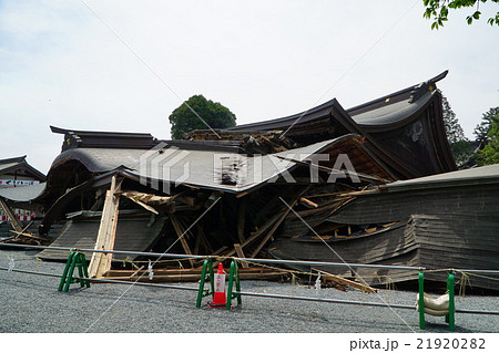阿蘇大地震で倒壊した阿蘇神社楼門 16日の本震から4日後の20日に撮影 阿蘇大地震で倒壊した阿蘇神社楼門 16日の本震から4日後の20日に撮影 21920282