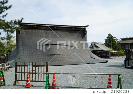 阿蘇大地震で倒壊した 拝殿側(後)から見た阿蘇神社楼門 16日の本震から4日後の20日に撮影 阿蘇大地震で倒壊した 拝殿側(後)から見た阿蘇神社楼門 16日の本震から4日後の20日に撮影 21920283
