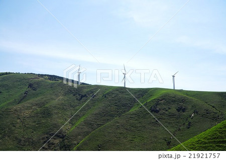 阿蘇大地震後発電停止した阿蘇車帰 くるまがえり 風力発電所 16日の本震から4日後の日に撮影の写真素材