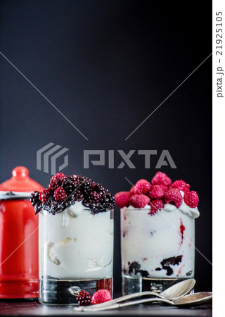 berry dessert 21925105