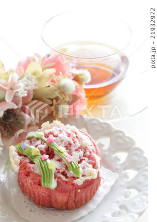 デコカップケーキと紅茶の写真素材