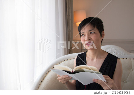 読書する女性 読書する女性 21933952