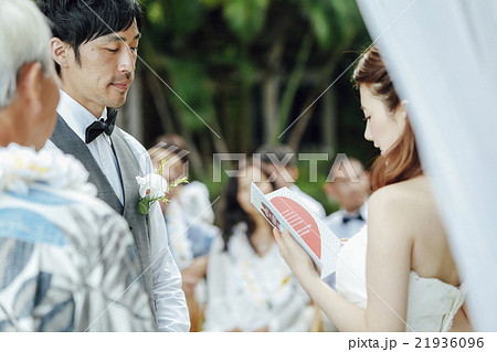 結婚式を行う新郎新婦 21936096