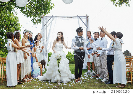お祝いされる新婚夫婦 21936120