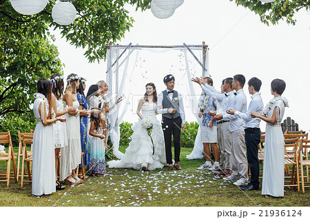 お祝いされる新婚夫婦 21936124