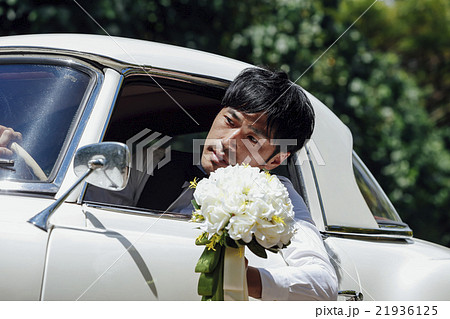車に乗る新郎 車に乗る新郎 21936125