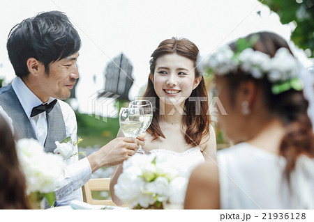 ガーデンウェディングをする新婚夫婦 21936128